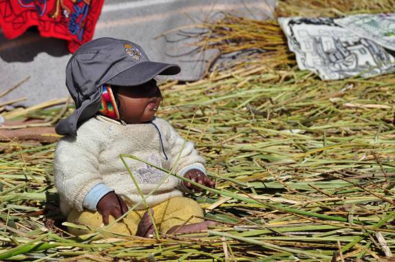 Bebê se diverte em uma das Islas Flotantes, próximo à Puno, no Peru